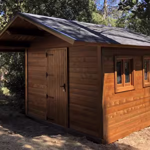 Caseta de fusta per a jardí amb avanser