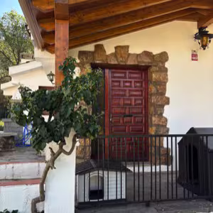 Porxo de fusta per a entrada a habitatge