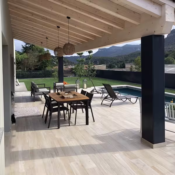 Porxos de fusta amb pilars de ferro